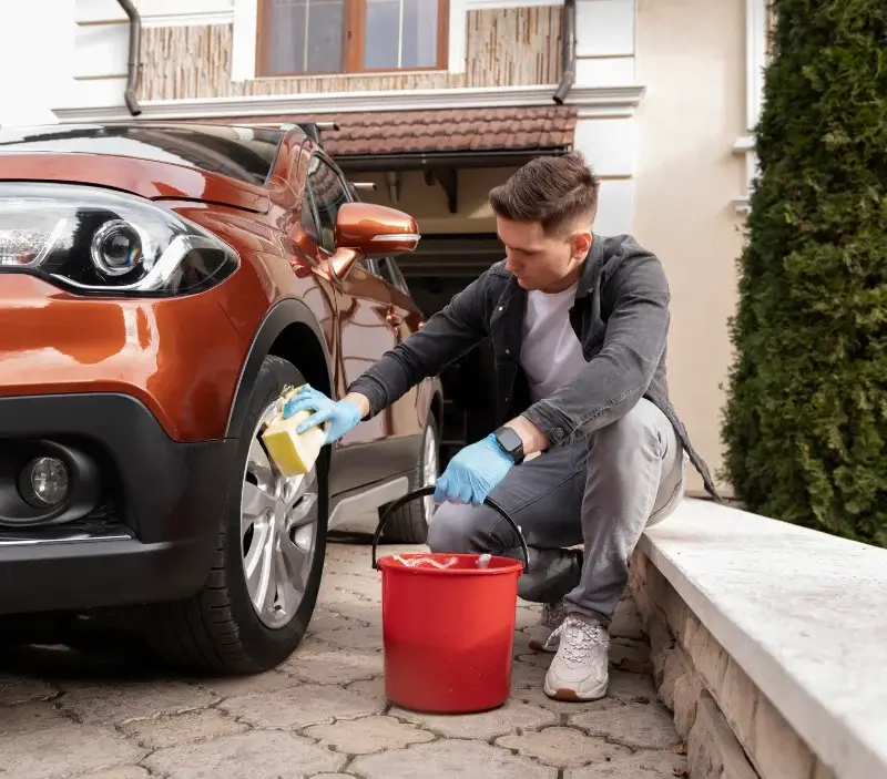 Lavage auto à domicile Dangers : professionnel intervenant sur un véhicule